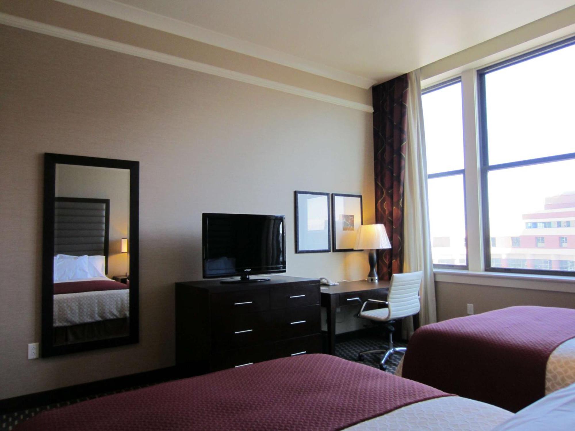 Embassy - Downtown Hotel