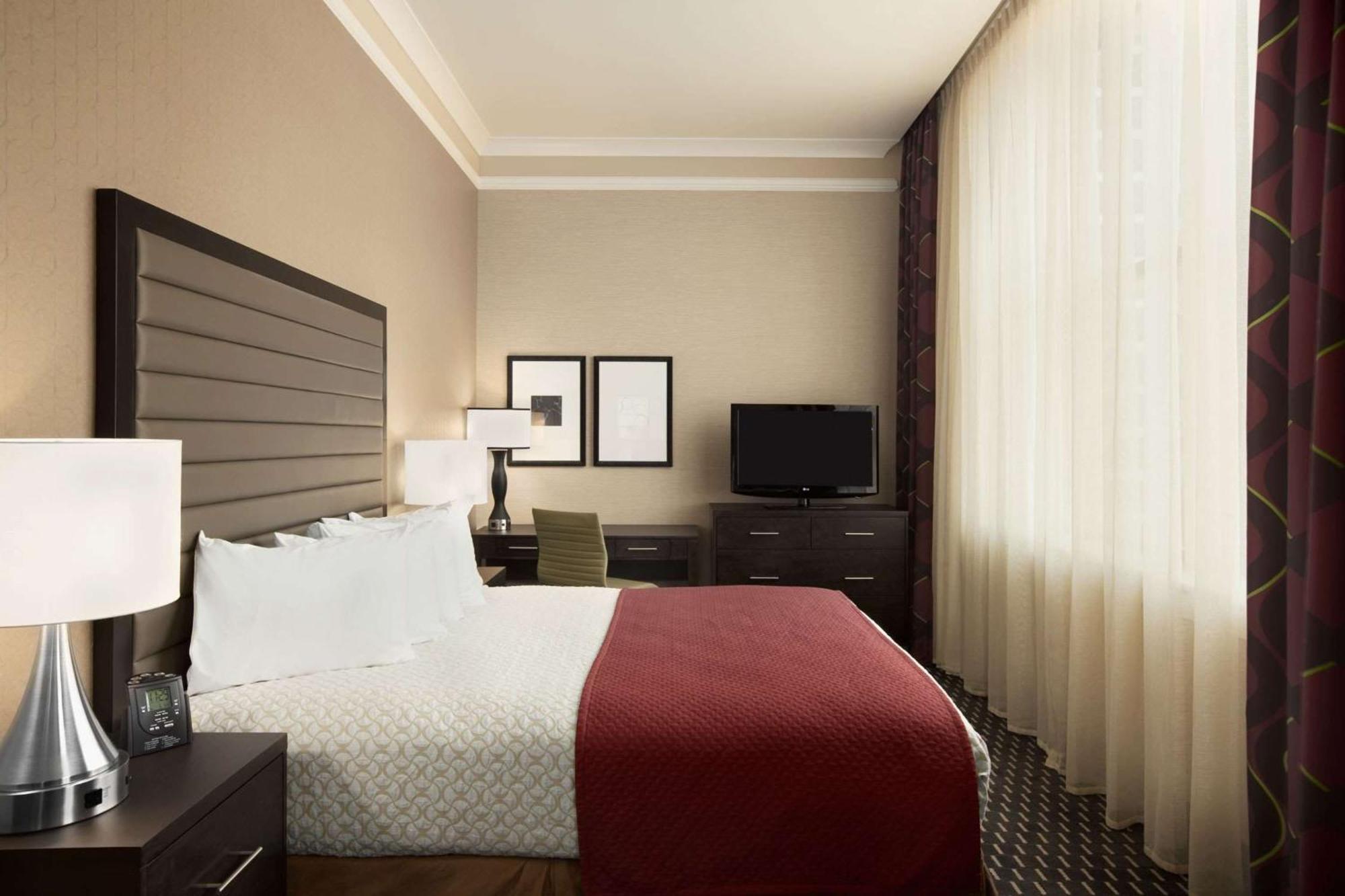 Embassy - Downtown Hotel