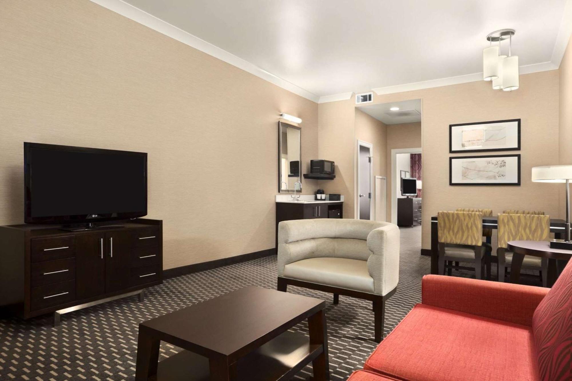 Embassy - Downtown Hotel